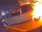VIDEO: Policía salva a conductora de un auto en llamas en la autopista