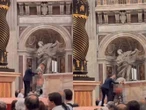 Profanación en el Vaticano, un hombre orina sobre el altar de San Pedro durante la misa