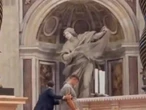 VIDEO | Hombre sube a un altar en el Vaticano y se pone a orinar frente a los fieles