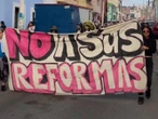 Con danzas y consignas, marchan contra la gentrificación en Querétaro
