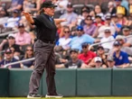 Jen Pawol derriba una barrera de género al ser la primera umpire en las Grandes Ligas