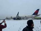 VIDEO: Evacúan con toboganes a pasajeros de un avión varado en la nieve