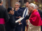 VIDEO: Rosa Icela hace entrega de invitación al Papa; pontífice envía saludos a México