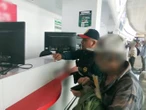 Adulto mayor pide apoyo a policías para regresar a su pueblo y estos le pagan su boleto
