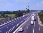 Aeronave se estrella sobre una carretera en pleno día; graban VIDEO de accidente