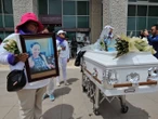 Protestan por feminicidio con ataúd y restos de víctima en procuraduría de Hidalgo