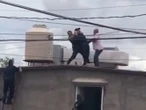 Policías rescatan a joven en azotea de Chihuahua tras denunciar intento de secuestro al 911