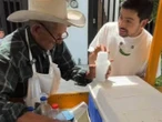 Si no trabajamos, no comemos: ‘El Tío’ a sus 102 años vende raspados en un carretón | VIDEO