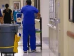 Trabajadores de limpieza que brinda sus servicios al ISSSTE denuncian falta de pago y prestaciones