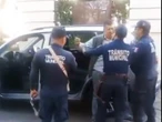 'Corren' a funcionario por estar borracho y orinándose en la calle (VIDEO)