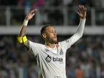 Va a prisión por robarse un balón firmado por Neymar