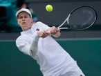 Jannik Sinner supera sus molestias y va a semis de Wimbledon