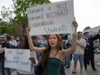 "Trump = traidor": Estudiantes de Harvard protestan por plan de cancelar contratos