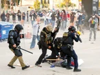 Redadas desatan la furia de migrantes; al menos 45 detenidos en Los Ángeles