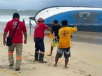 Yate queda varado en playa de Oaxaca tras ser golpeado por la fuerza de ‘Raymond’