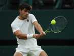 Carlos Alcaraz volvió a sufrir, pero avanza en Wimbledon