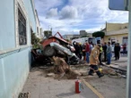 Camión se queda sin frenos y deja prensada a una persona