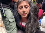 Hombre vestido de mujer es detenido... por filmar en el baño de un colegio