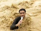 VIDEO: Reportero cubre las inundaciones en Pakistán... con el agua hasta el cuello