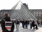 El Louvre reabre tras robo de joyas; Macron pide acelerar refuerzo de seguridad