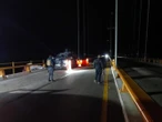 Conductor de vehículo Mazda pierde el control y termina volcado; mueren dos hombres