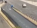 Video: Automovilista atropella a asaltantes que se fugaban en motocicleta