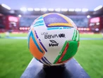 Rueda el balón contra el analfabetismo