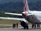 Hombre muere al ser succionado por el motor de avión en un aeropuerto
