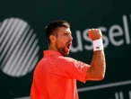 Djokovic va por su título 100