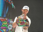 Daniel Suárez presenta su casco para la carrera de NASCAR Cup en México