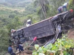 Autobús cae a barranca en Oaxaca; hay un muerto y 10 heridos