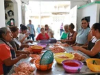 Resalta Montiel labor de despicadoras de camarón en Tamaulipas; reitera apoyo social