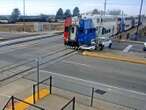 VIDEO: Tren embiste una camioneta atorada en las vías; el conductor escapa segundos antes