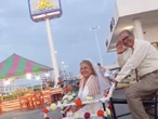 ¡Amor sencillo! Isabel y Arturo llegaron a su boda de plata en triciclo