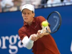 Jannik Sinner inicia sólido la defensa de su título en el US Open