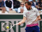 Medvedev dice adiós a Roland Garros; Zverev, avanza