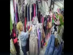 Graban a ladrona que sonríe y usa a su hijo para robar productos en una boutique