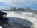 Cierran parte del malecón en Mazatlán por fuerte oleaje 