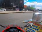 VIDEO: Biker es embestido por el triciclo de los esquites y mollejitas 