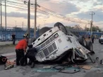 Tráiler cae al vacío y conductor muere aplastado