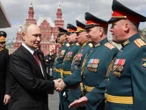 Putin presume poderío militar en desfile con líderes afines en Moscú