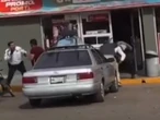 Motociclistas dan golpiza a policías que los detuvieron por no llevar casco