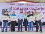 Entregan la gobernadora Evelyn Salgado y el titular de la STyPS, Marath Bolaños, apoyos del programa Jóvenes Construyendo el Futuro