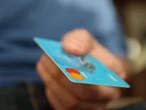 Límite de transferencias bancarias, ¿aplica en pagos con tarjeta de débito o crédito?