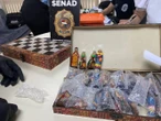Descubren cocaína oculta en piezas de ajedrez en aeropuerto de Paraguay. VIDEO