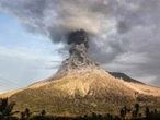 Volcán Lewotobi despierta con furia: alerta roja en Indonesia por ceniza y sismos