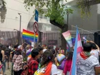 Colectivo intenta dar portazo en Senado durante marcha LGBTQ+ 