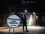 Dos activistas de Greenpeace inculpados en Francia por robo de estatua de cera de Macron