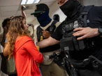Amnistía denuncia a EU por usar IA contra migrantes y estudiantes