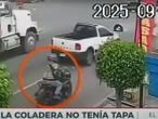 Motociclista pierde equilibrio por coladera sin tapa y camión materialista lo aplasta